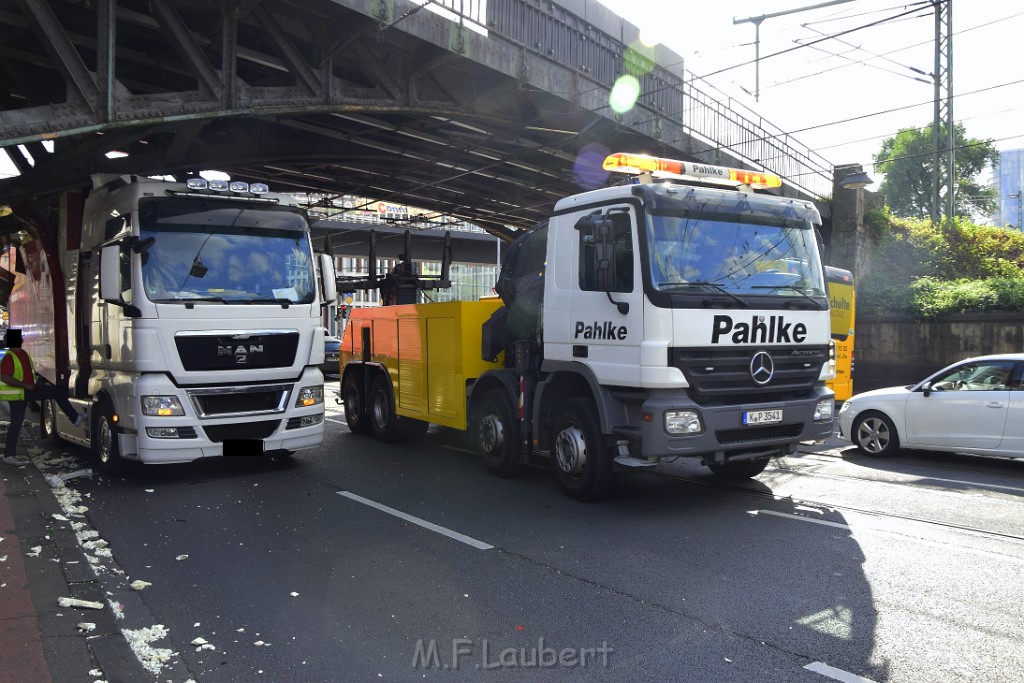 LKW blieb unter Bruecke haengen Koeln Deutz Opladenerstr Deutz Muelheimerstr P019.JPG - Miklos Laubert